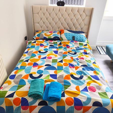 Spacious Double Bedroom With Private Toilet And Shared Kitchen With On Premesis Parking Олдбері Екстер'єр фото