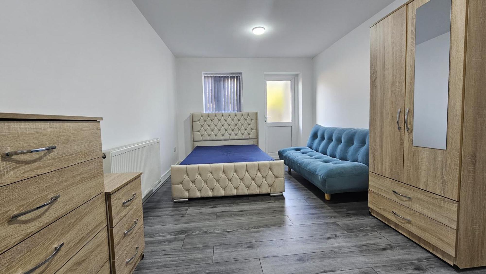 Spacious Double Bedroom With Private Toilet And Shared Kitchen With On Premesis Parking Олдбері Екстер'єр фото