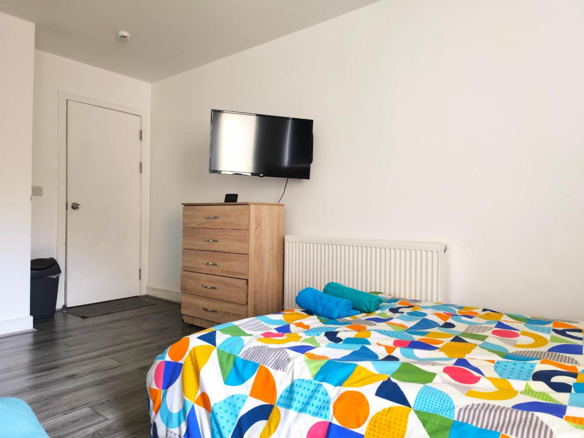 Spacious Double Bedroom With Private Toilet And Shared Kitchen With On Premesis Parking Олдбері Екстер'єр фото