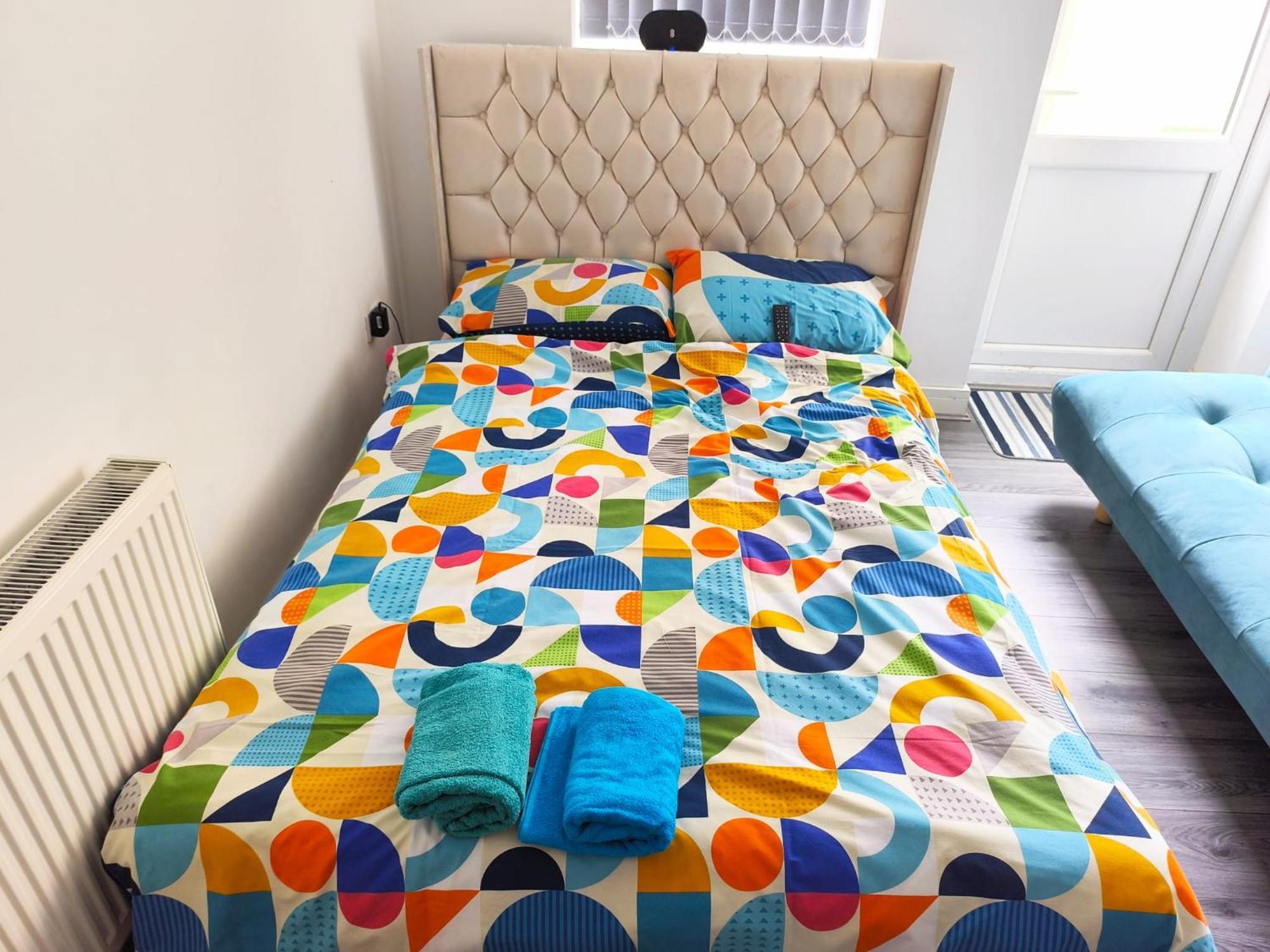 Spacious Double Bedroom With Private Toilet And Shared Kitchen With On Premesis Parking Олдбері Екстер'єр фото